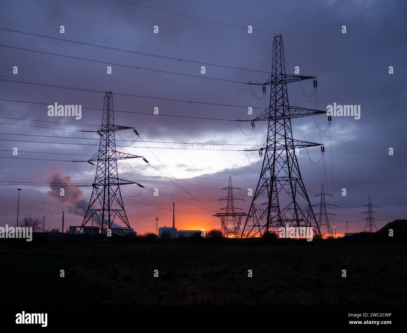 Strommasten mit Anschluss an das Kernkraftwerk Hartlepool. Stockfoto