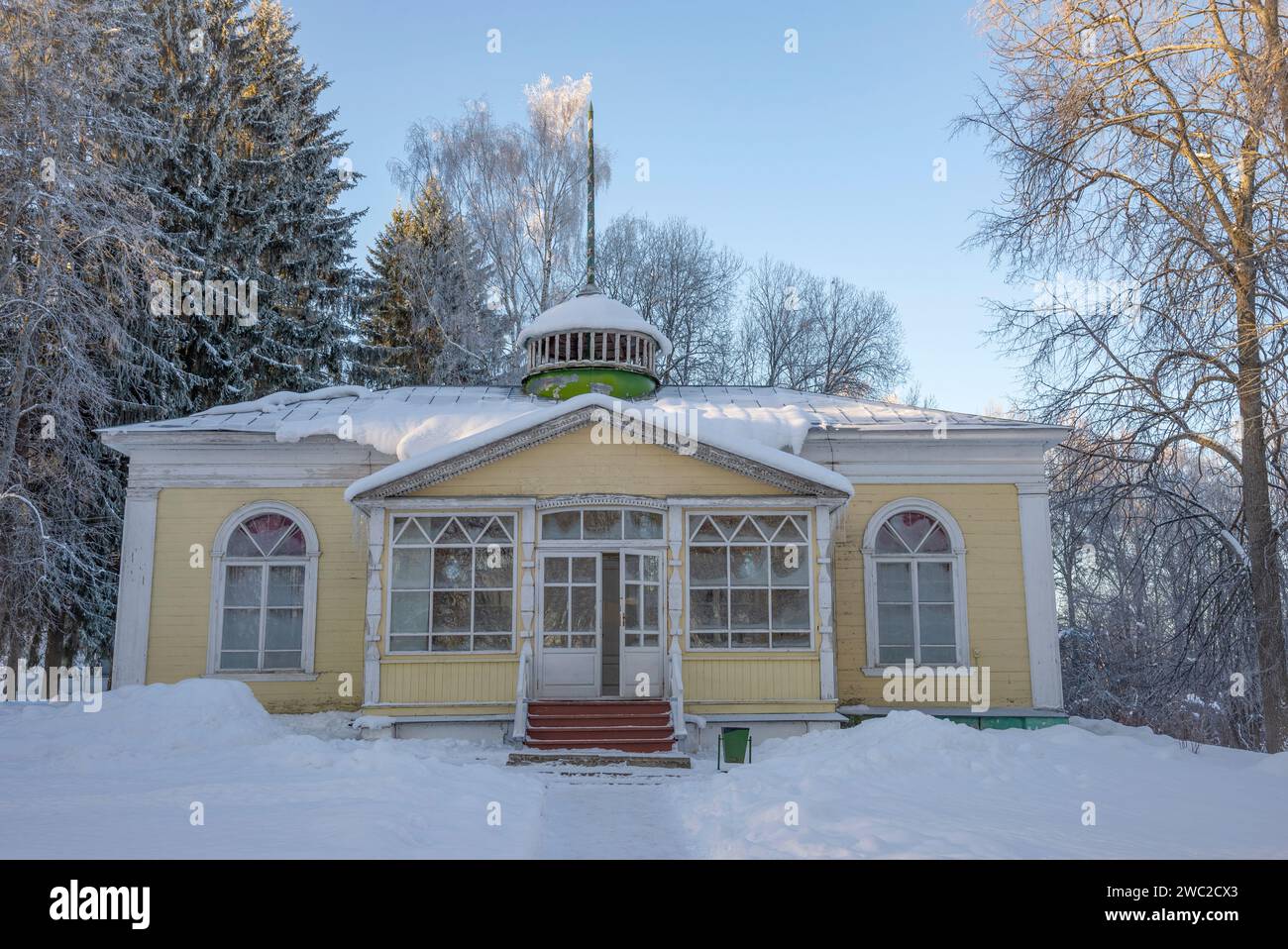 PERESLAVL-ZALESSKY, RUSSLAND - 4. JANUAR 2023: Das alte Rotunde-Gebäude im Peter I. Bootsgut. Pereslaw-Zalessky, Goldener Ring Russlands Stockfoto