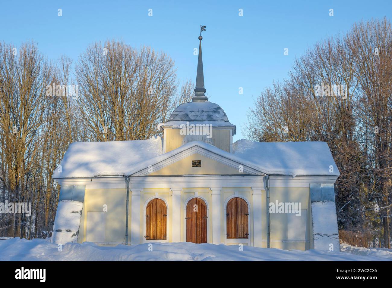 PERESLAVL-ZALESSKY, RUSSLAND - 4. JANUAR 2023: Botthaus auf dem Anwesen 'Peter des Großen'. Pereslaw-Zalessky, Goldener Ring Russlands Stockfoto