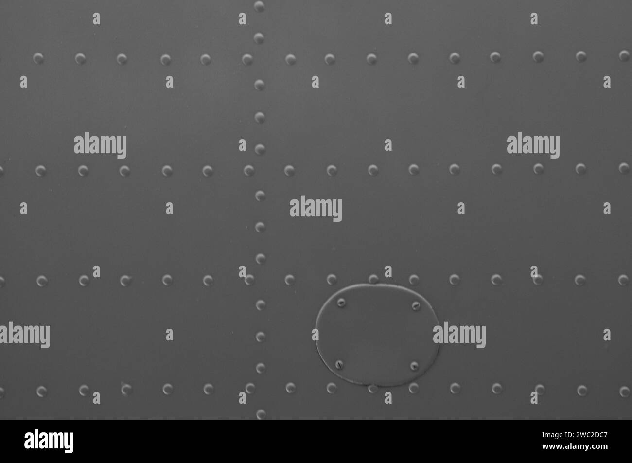 Eisenplatte des Flugzeugs. Textur und Hintergrund der alten Metalloberfläche von Flugzeugrumpf mit Nieten Stockfoto