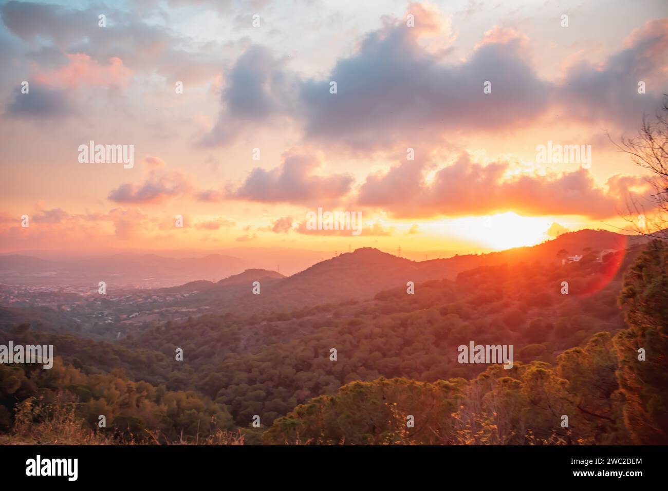 Wunderschöner Sonnenuntergang in Barcelona, Landschaft. Stockfoto