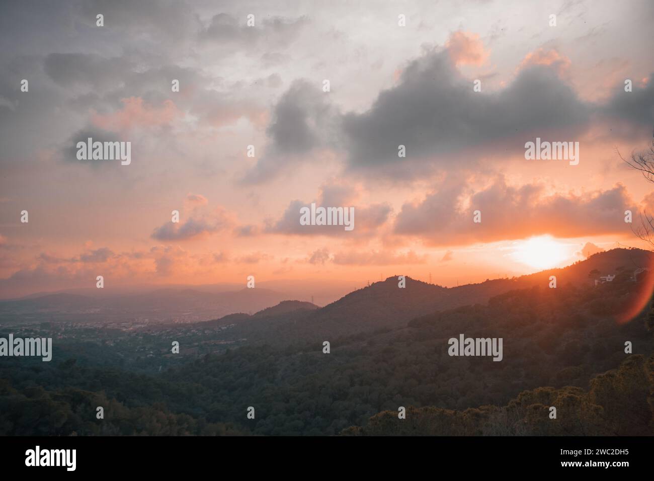 Wunderschöner Sonnenuntergang in Barcelona, Landschaft. Stockfoto