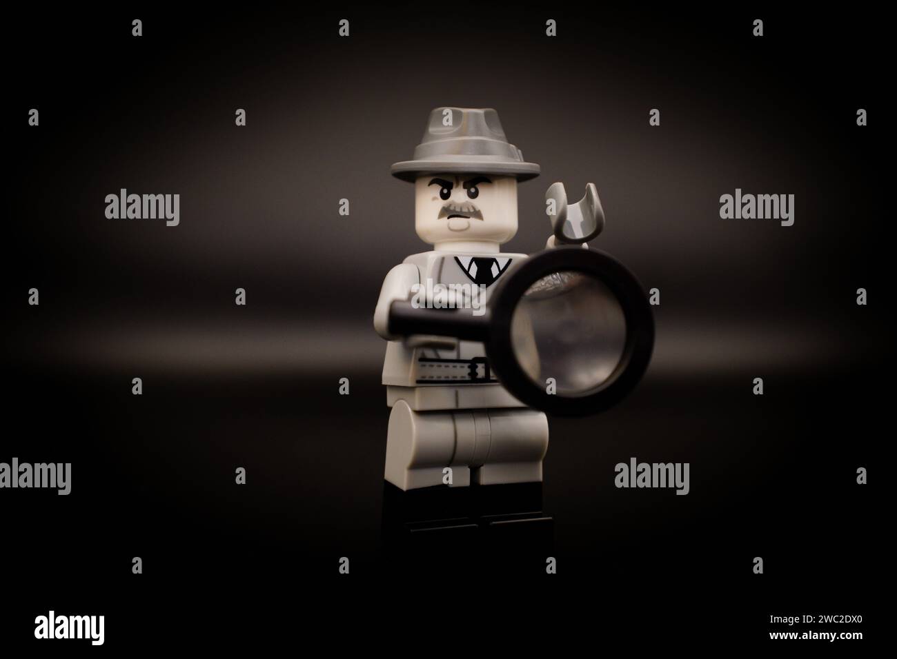 Noir Detective. Die LEGO Minifigur und alle anderen Steine werden von DER LEGO GRUPPE hergestellt Stockfoto