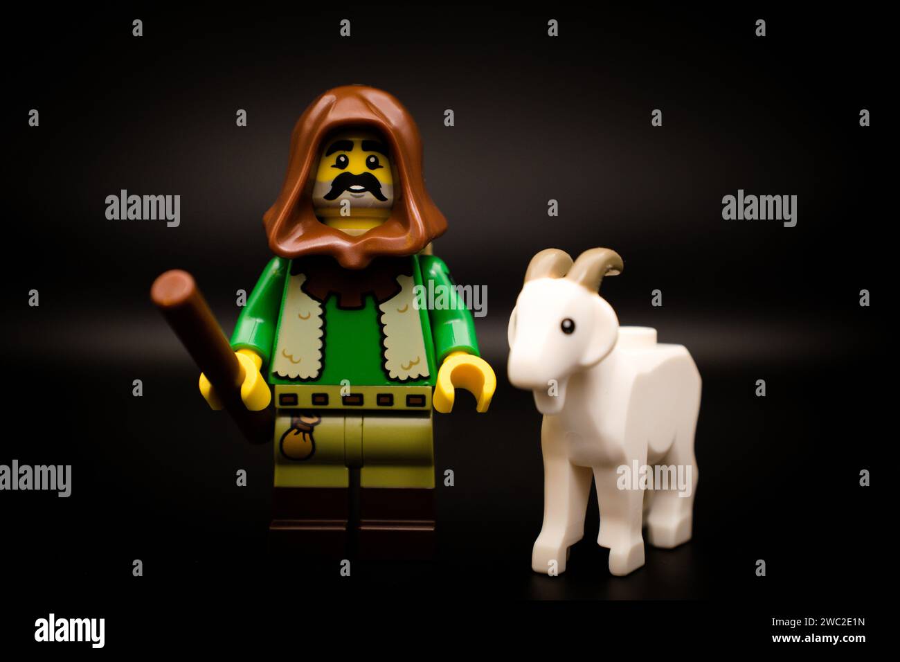 Schäferhund mit seiner Ziege. Die LEGO Minifigur und alle anderen Steine werden von DER LEGO GRUPPE hergestellt. Stockfoto
