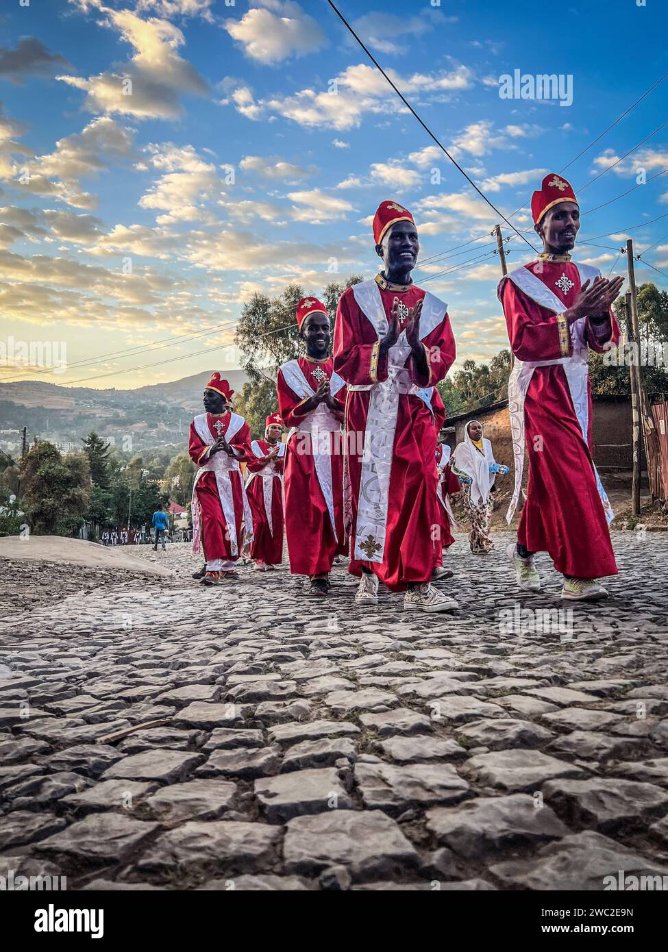 Gondar, Äthiopien, 19. Januar 2023; Gruppe junger orthodoxer Priester, die durch die Straßen von Gondar spazieren und während der Timkat-Feier Gebete singen Stockfoto