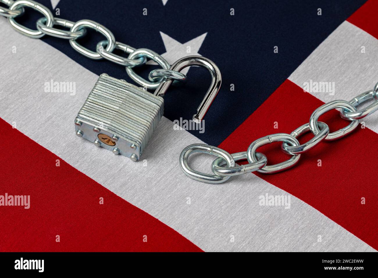 US-Flagge mit entriegelter Kette. Grenzsicherheit, Einwanderungsreform und Krisenkonzept für illegale Migranten. Stockfoto