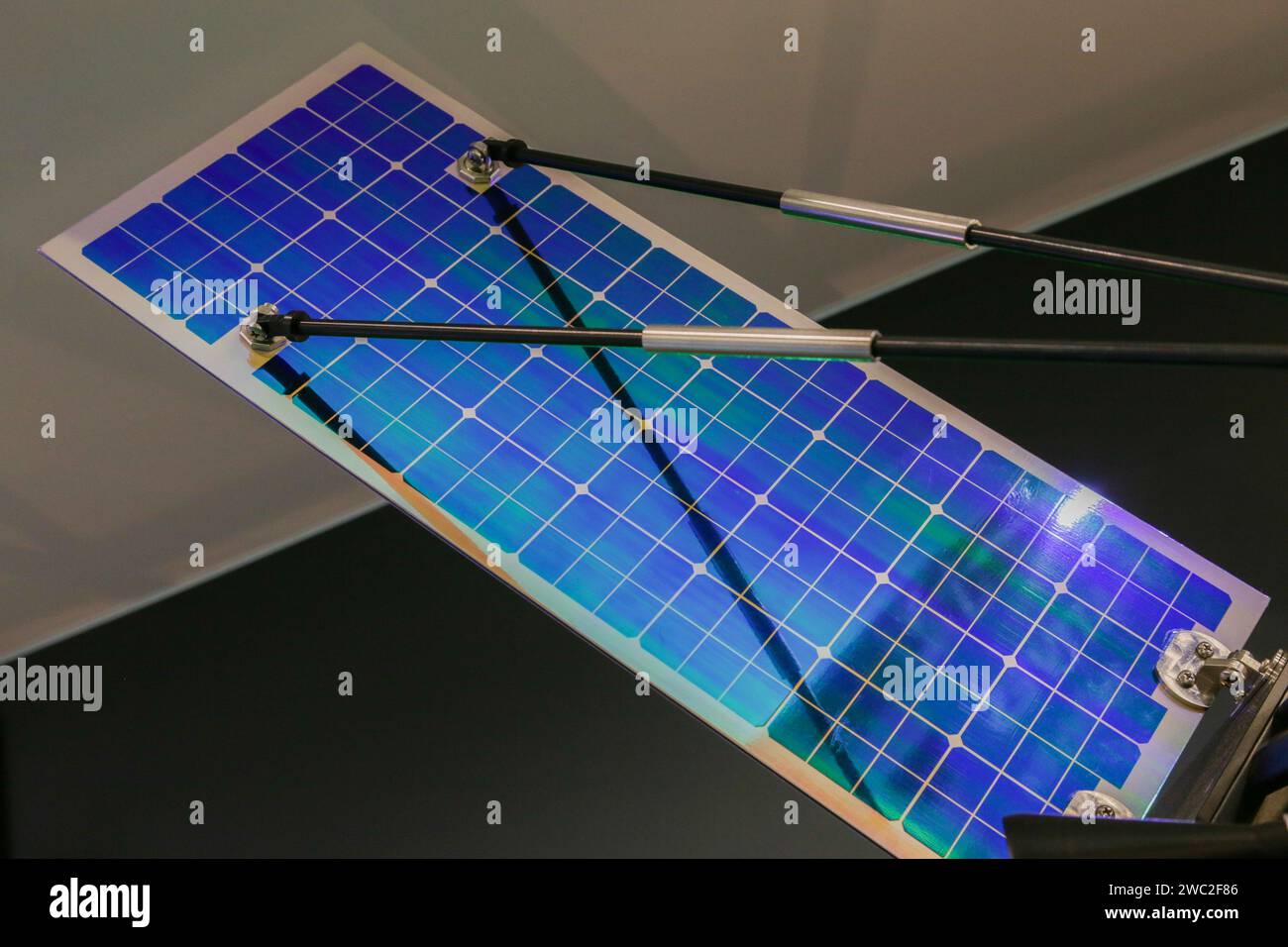 Photovoltaik-Sonnenkollektor - Alternative Stromquelle. Die Solarbatterie ist blau. Stockfoto