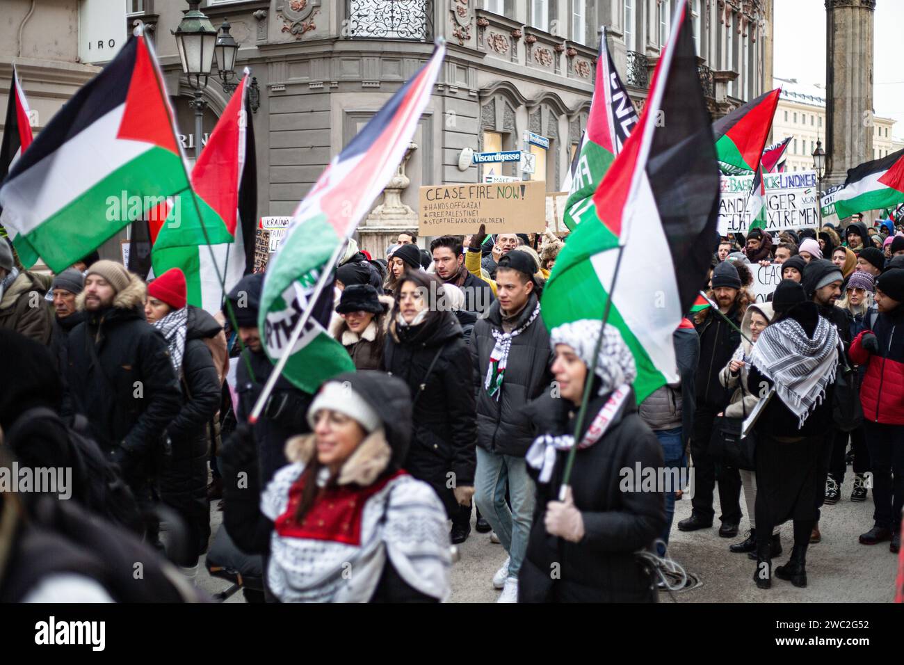 München, Deutschland. Januar 2024. Am 13. Januar 2024 versammelten sich Hunderte in München, um für einen sofortigen Waffenstillstand im Nahen Osten zu protestieren und ihre Solidarität mit den Palästinensern zu zeigen. Sie betrauerten die Opfer in Palästina, forderten Frieden für Gaza und verlangten ein Ende des Krieges. (Foto: Alexander Pohl/SIPA USA) Credit: SIPA USA/Alamy Live News Stockfoto