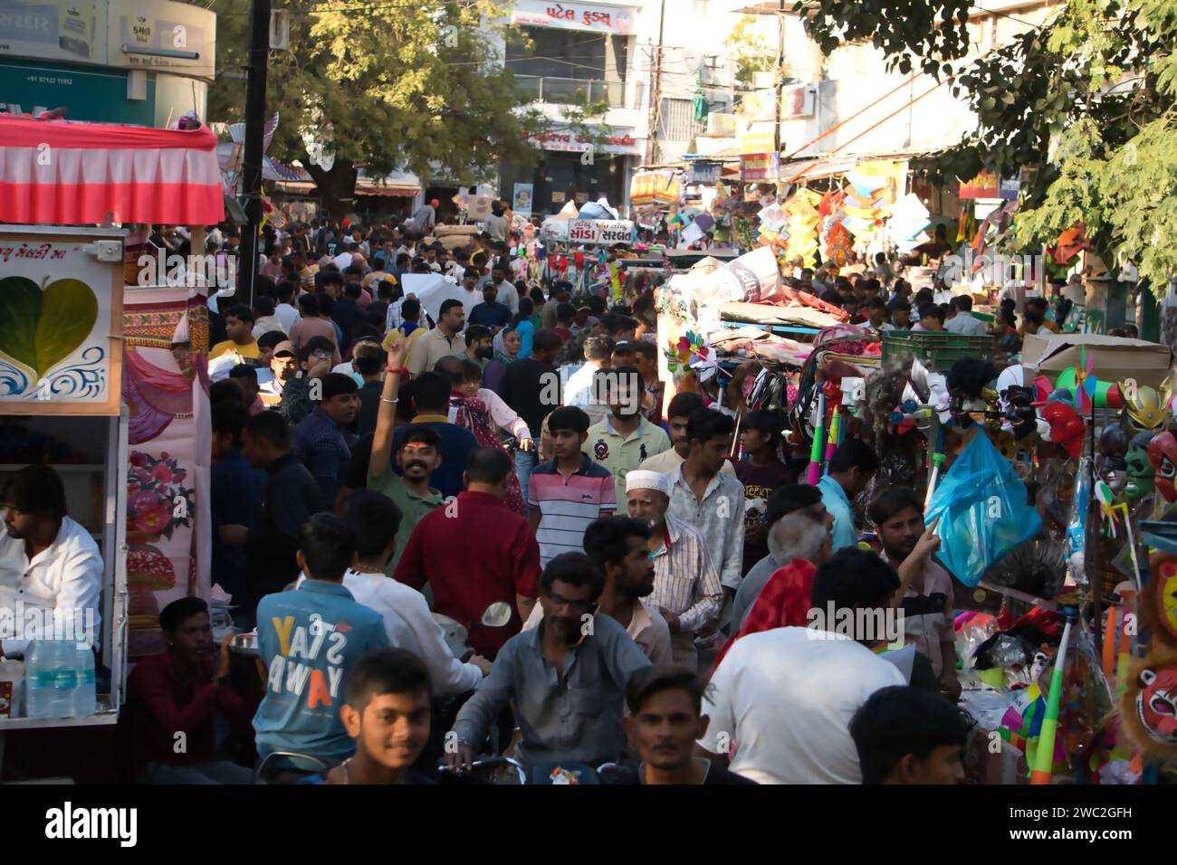 Rajkot, Indien. Januar 2024. Riesige Menschenmassen haben sich im Sadar Basar zum Einkaufen versammelt, um die Feierlichkeiten von Makar Sankranti 2024 zu feiern. Quelle: Nasirkhan Davi/Alamy Live News Stockfoto