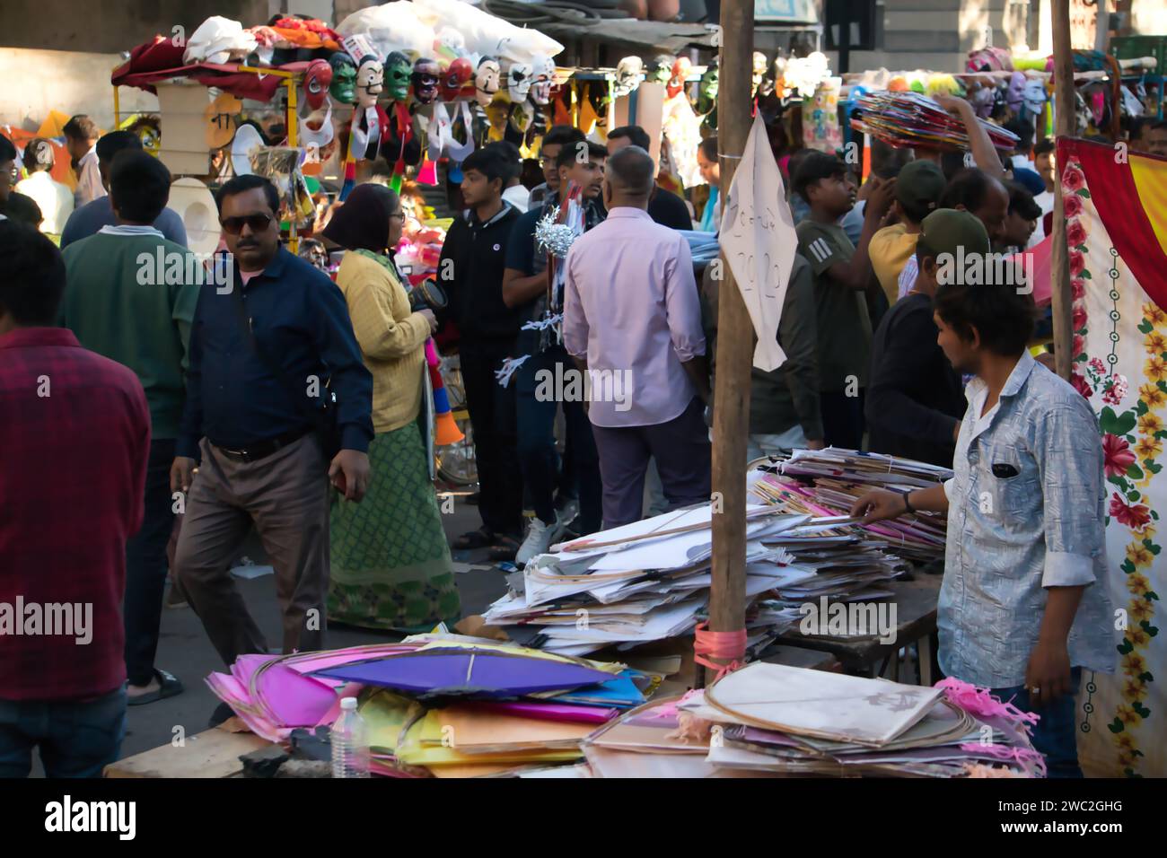 Rajkot, Indien. Januar 2024. Gegenüber der RMC Boys School versammelten sich riesige Menschenmassen im Sadar Bazar zum Einkaufen, um die Feierlichkeiten von Uttarayan 2024 zu feiern. Quelle: Nasirkhan Davi/Alamy Live News Stockfoto