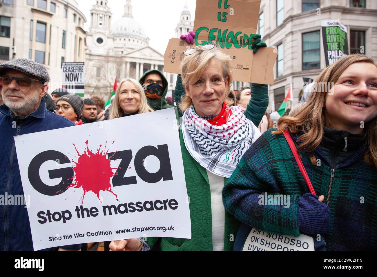 London, Großbritannien. Januar 2024. Tausende von Menschen marschieren an der St. Paul's Cathedral vorbei und rufen zu einem Waffenstillstand in Gaza auf. Unter den Demonstranten waren der Musikproduzent Brian Eno (links) und die Schauspielerin Juliet Stevenson (Mitte). Quelle: Anna Watson/Alamy Live News Stockfoto