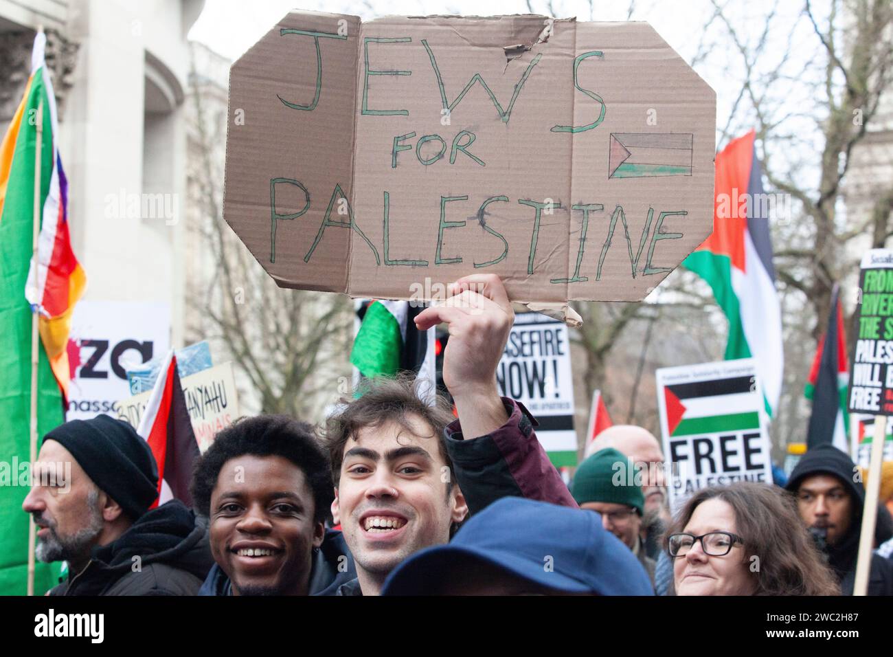 London, Großbritannien. Januar 2024. Tausende von Menschen marschieren an der St. Paul's Cathedral vorbei und rufen zu einem Waffenstillstand in Gaza auf. Ein Mann hält ein Schild mit der Aufschrift "Juden für Palästina". Quelle: Anna Watson/Alamy Live News Stockfoto