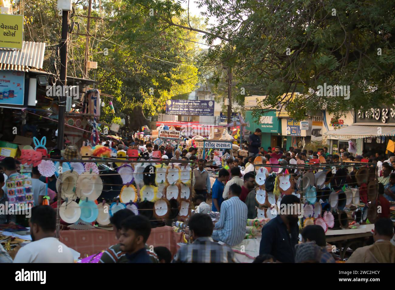 Rajkot, Indien. Januar 2024. Zum Gedenken an Uttarayan 2024 versammelten sich große Menschenmassen im Sadar Basar, um Makar Sankranti 2024 zu kaufen. Quelle: Nasirkhan Davi/Alamy Live News Stockfoto