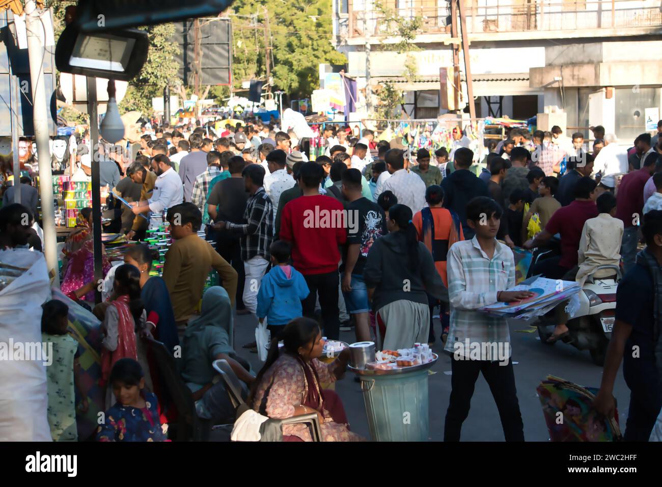 Rajkot, Indien. Januar 2024. Die Menschen haben sich auf dem Sadar Basar versammelt, um Drachen und Streicher zu kaufen, das Kite Festival 2024. Quelle: Nasirkhan Davi/Alamy Live News Stockfoto