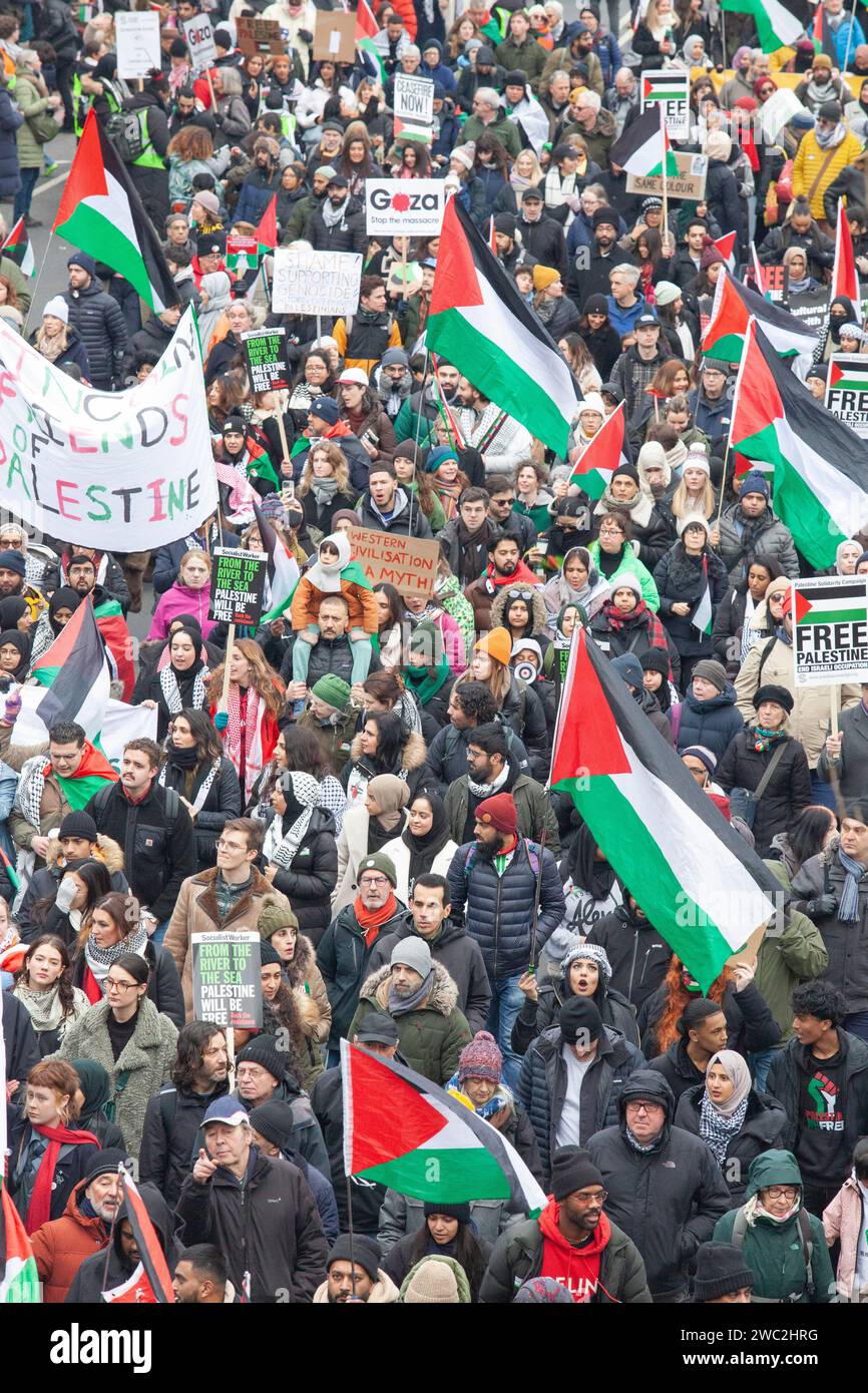 London, Großbritannien. Januar 2024. Tausende von Menschen marschieren entlang der Botschaft und rufen zu einem Waffenstillstand in Gaza auf. Quelle: Anna Watson/Alamy Live News Stockfoto