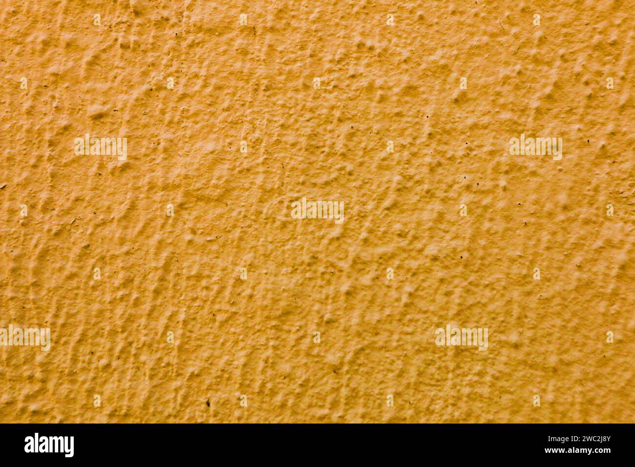 Relief-Textur der orangen Farbe an der Wand. Stockfoto