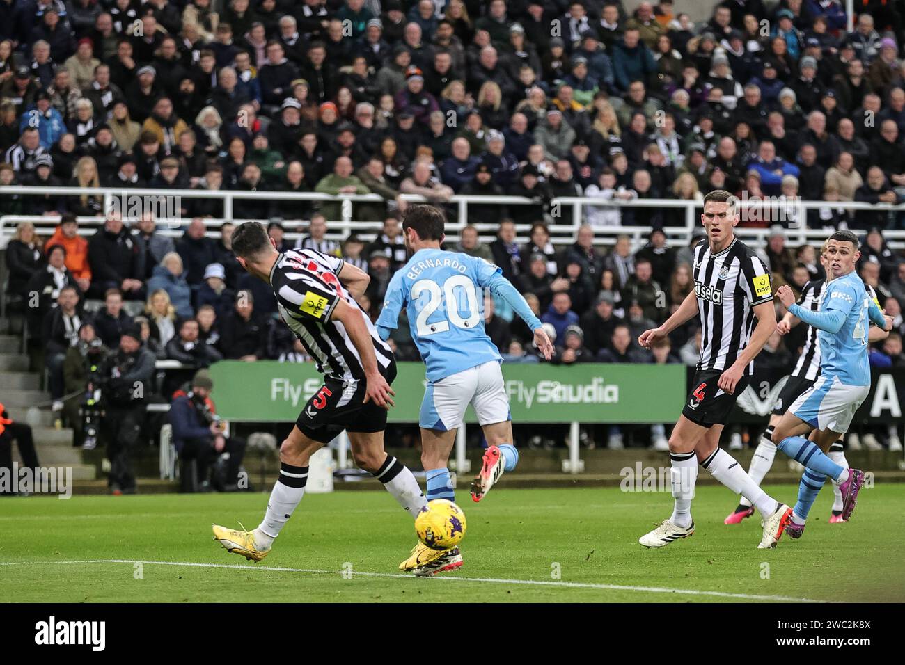 Newcastle, Großbritannien. Januar 2024. Bernardo Silva von Manchester City Back bringt den Ball ins Netz, um beim Premier League-Spiel Newcastle United gegen Manchester City in St. 0-1 Punkte zu erzielen James's Park, Newcastle, Vereinigtes Königreich, 13. Januar 2024 (Foto: Mark Cosgrove/News Images) in Newcastle, Vereinigtes Königreich am 13. Januar 2024. (Foto: Mark Cosgrove/News Images/SIPA USA) Credit: SIPA USA/Alamy Live News Stockfoto