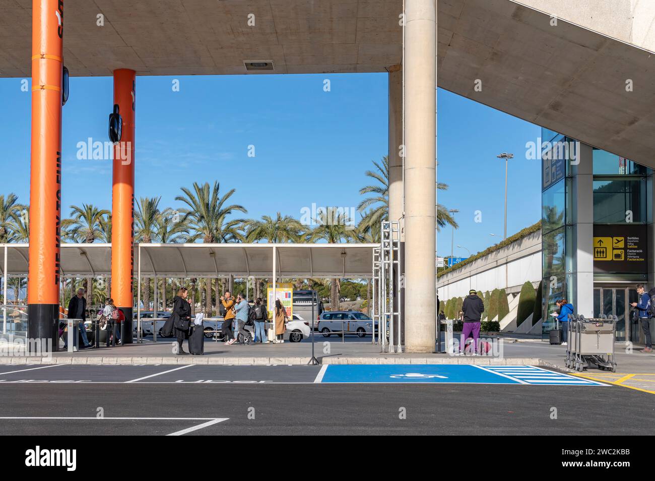 Palma de Mallorca, Spanien; 03. januar 2024: Allgemeine Ansicht des Ankunftsterminals am internationalen Flughafen Palma de Mallorca mit Ankunft von Touristen Stockfoto