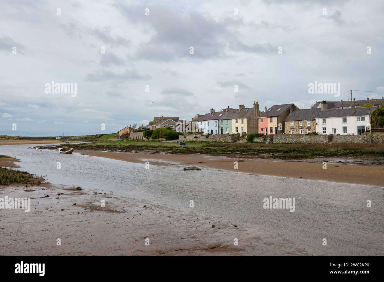 Das Dorf Aberffraw an der Westküste von Anglesey, Nordwales. Häuser neben dem Afon Ffraw. Stockfoto