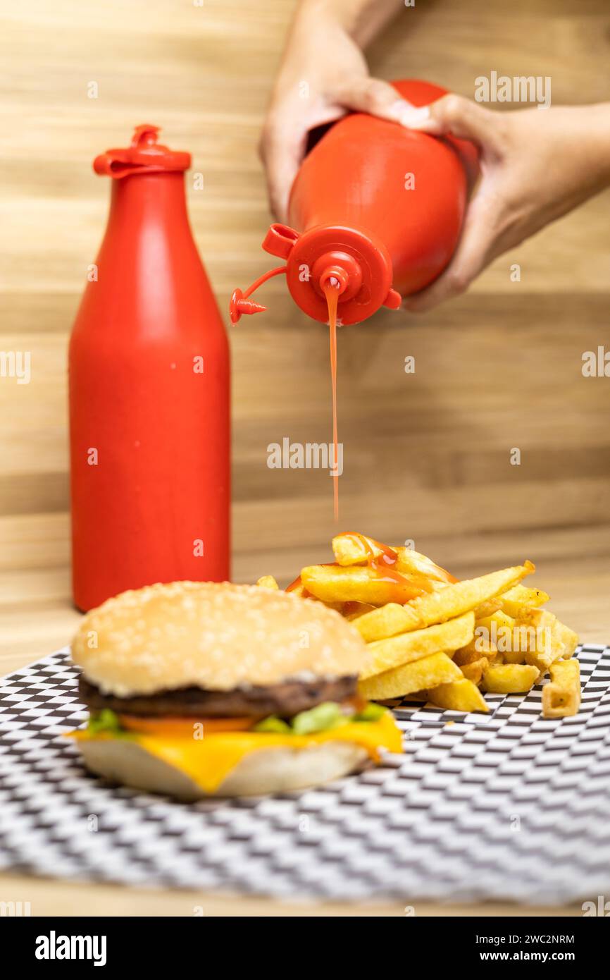 Junk Food, Hamburger und Pommes neben einem Glas Ketchup. studio-Foto für Menü, traditionelle amerikanische Küche Hintergrund Stockfoto
