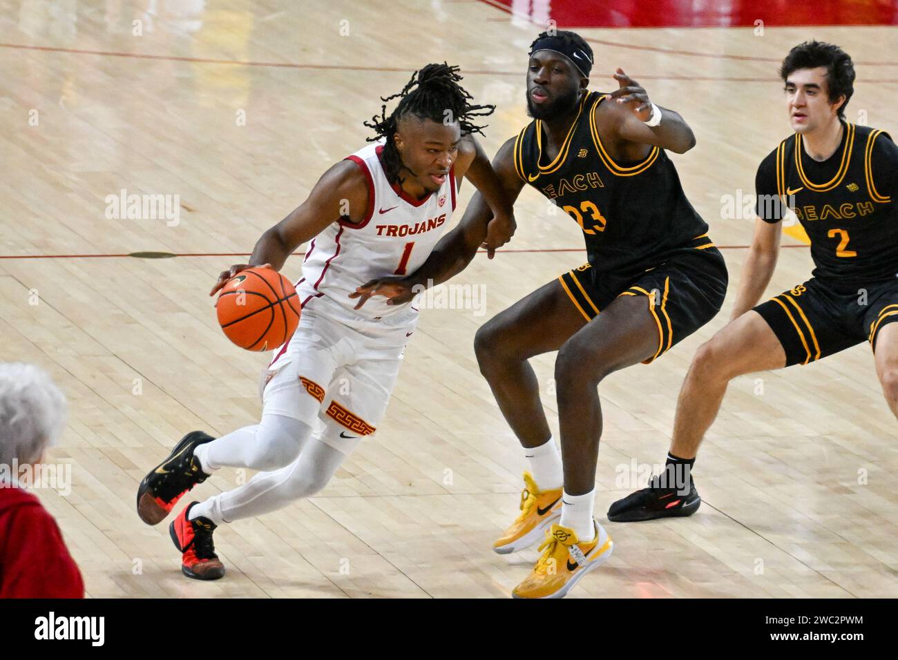 Die Trojaner aus Südkalifornien schützen Isaiah Collier (1) während eines NCAA-Basketballspiels am Sonntag, den 10. Dezember 2023 in Los Angeles. Die USC Trojans verloren gegen die Long Beach State 49ers 84–79. (Dylan Stewart/Bild des Sports) Stockfoto