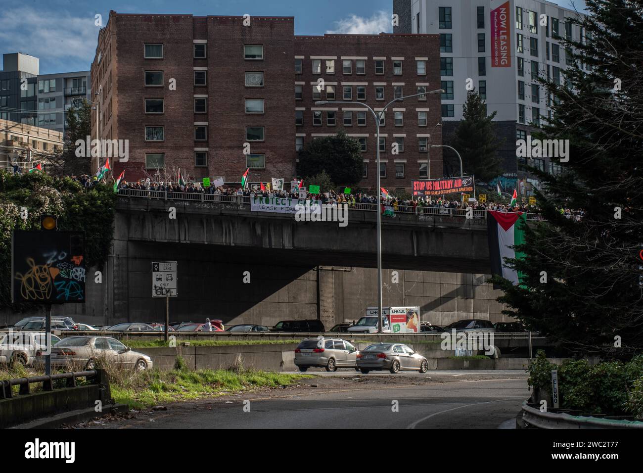 Seattle, WA - 6. Januar 2024 - Demonstranten sperrten die Autobahn I-5 mit einer Demonstration des freien Palästinensischen Kontinents Stockfoto