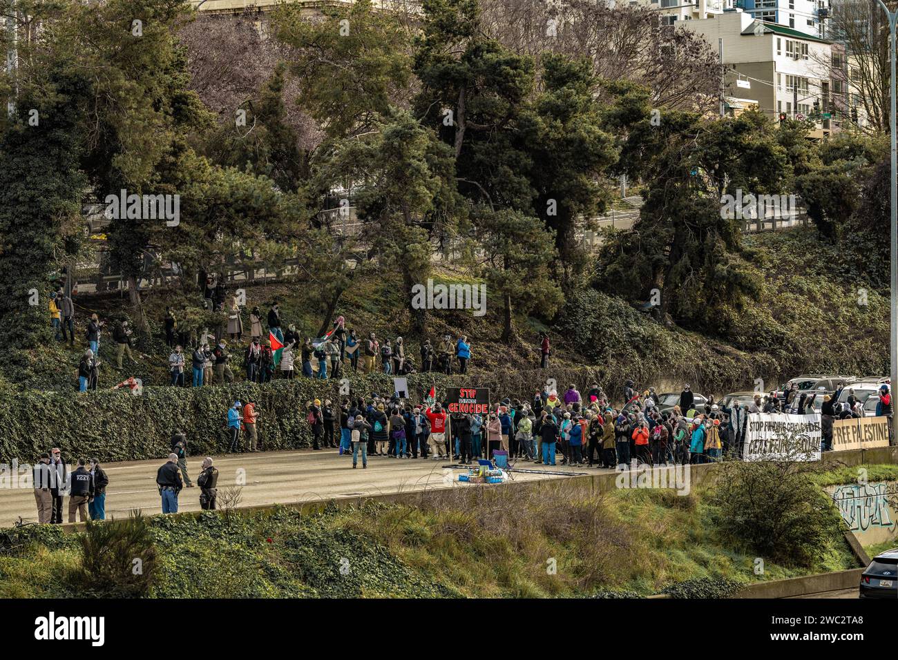 Seattle, WA - 6. Januar 2024 - Demonstranten sperrten die Autobahn I-5 mit einer Demonstration des freien Palästinensischen Kontinents Stockfoto
