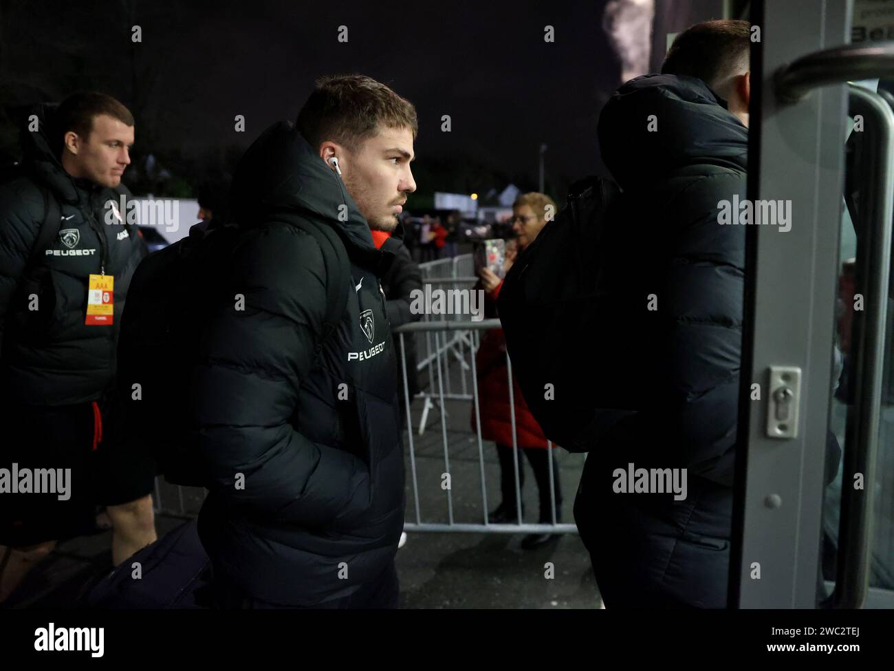 Stade Toulousain's Antoine Dupont (links) kommt vor dem Investec Champions Cup Spiel im Kingspan Stadium in Belfast an. Bilddatum: Samstag, 13. Januar 2024. Stockfoto