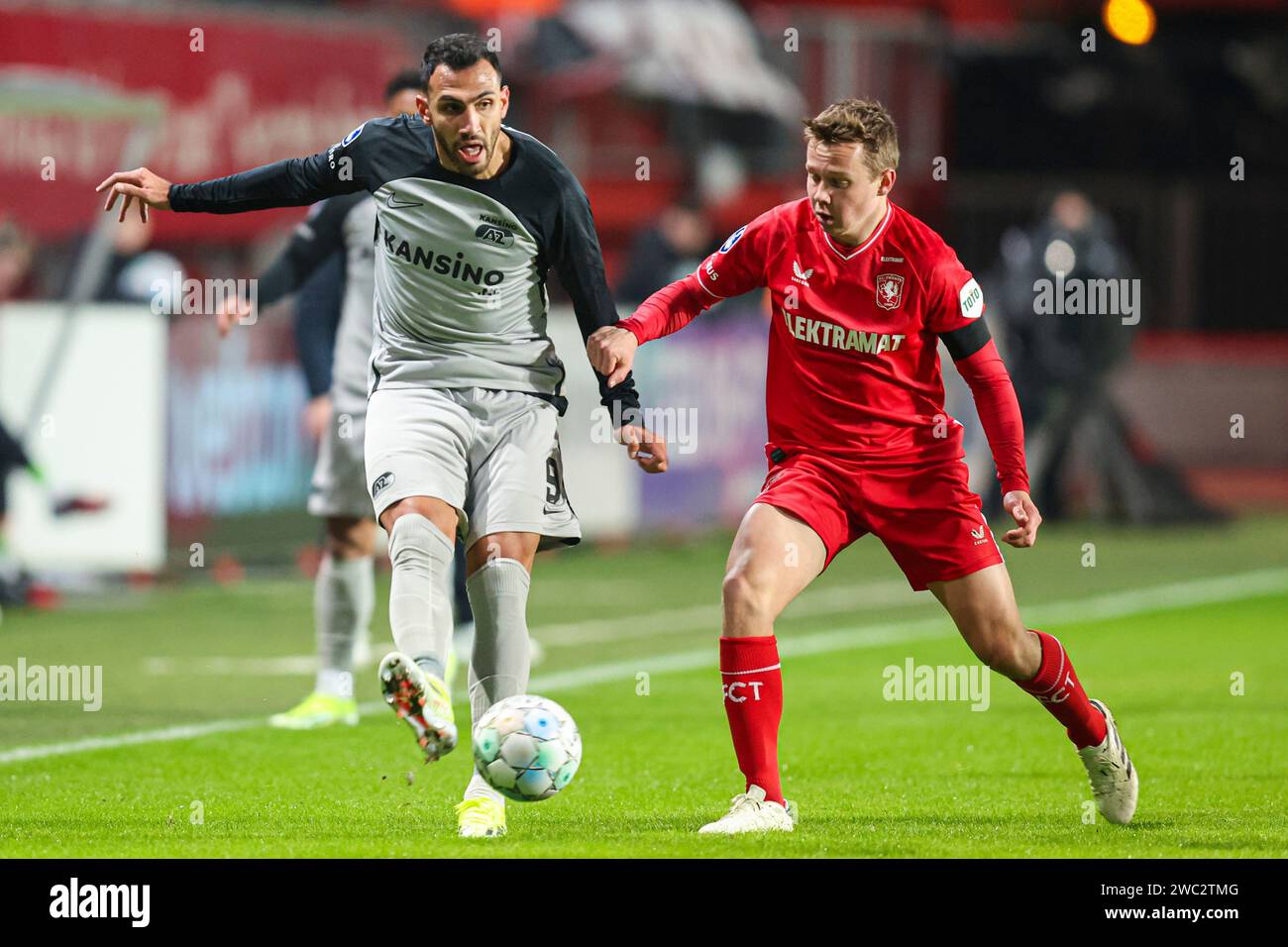 Enschede, Niederlande. Januar 2024. ENSCHEDE, NIEDERLANDE - 13. JANUAR: Vangelis Pavlidis von AZ, Mathias Kjolo vom FC Twente kämpfen um den Ball während des niederländischen Eredivisie-Spiels zwischen FC Twente und AZ in Grolsch Veste am 13. Januar 2024 in Enschede, Niederlande. (Foto: Peter Lous/Orange Pictures) Credit: dpa/Alamy Live News Stockfoto