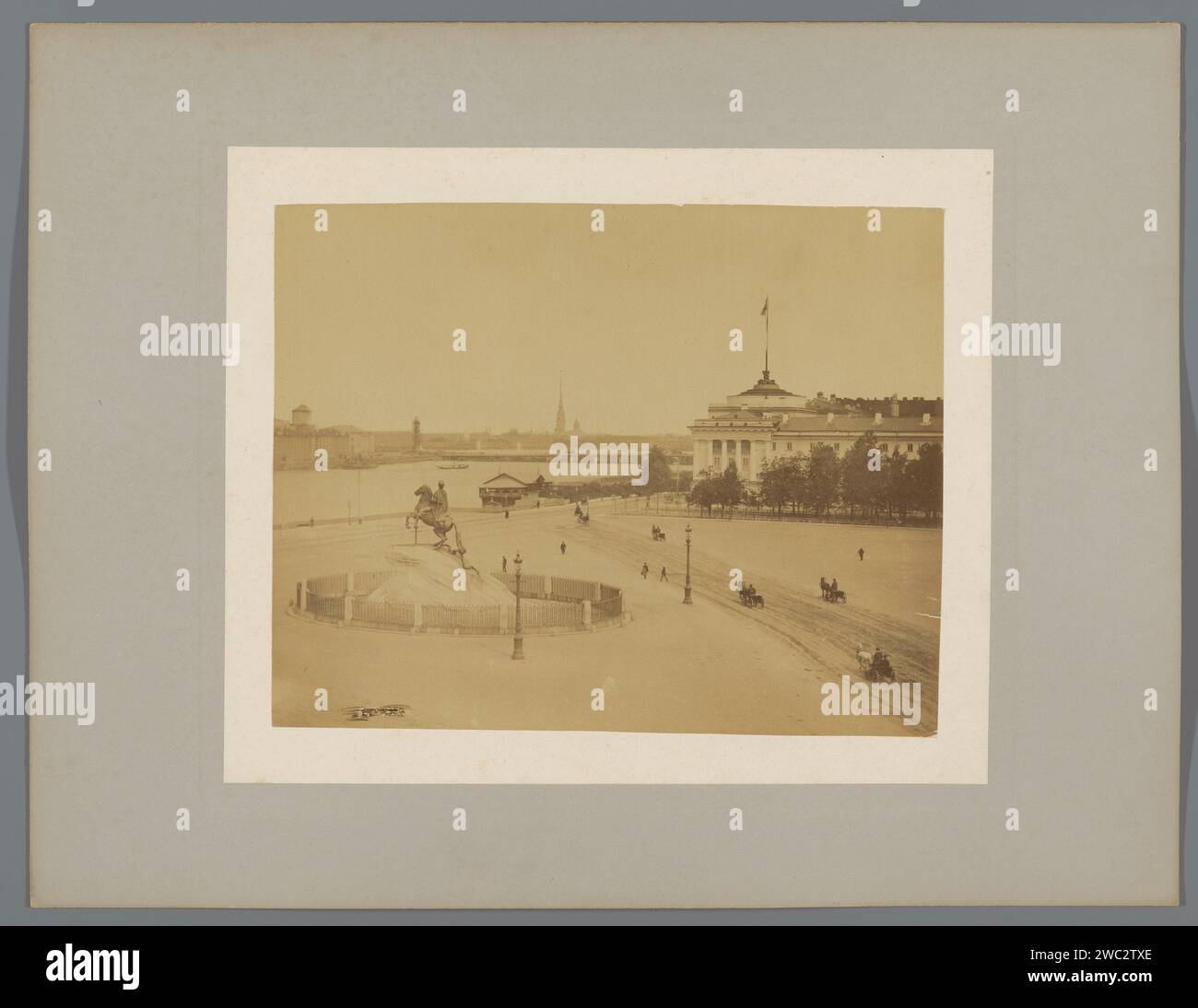 Statue von Peter I. dem Großen entlang der Newa in St. Petersburg, in der Ferne die Petrus-en-Paulus Kathedrale, anonym, 1860-1890 Foto Sint-Petersburger Papier. Denkmal aus Pappe mit Albumendruck, Statue. Russisch-Orthodoxe Kirche Neva. Petrus und Pauluskathedral Stockfoto