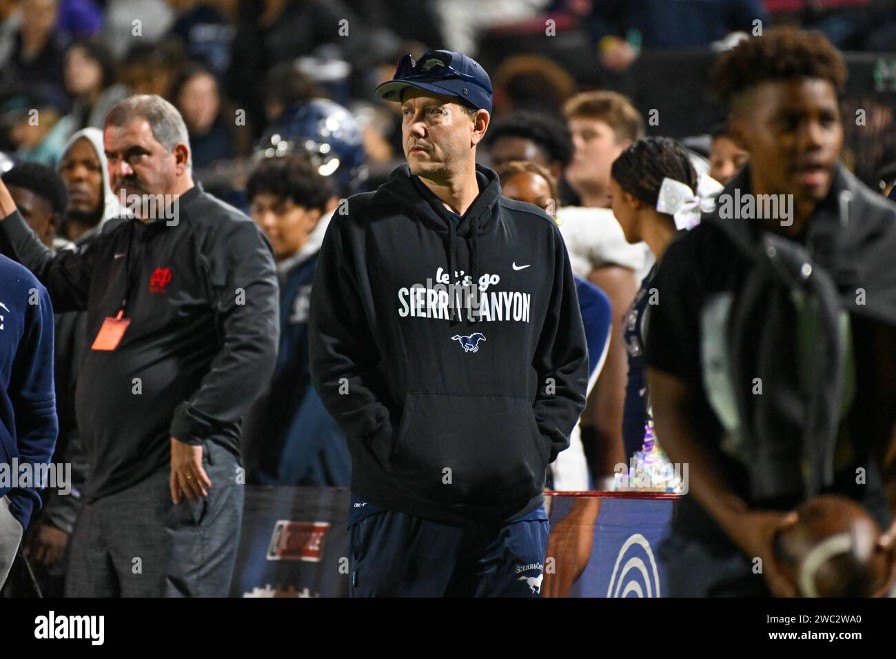 Stellvertretender Athletikdirektor David Sobel während eines Fußballspiels der CIF Southern Section am Freitag, 17. November 2023, in Santa Ana, Kalif. Die Mater Dei Monarchs besiegten 42 die Sierra Canyon Trailblazers. (Dylan Stewart/Bild des Sports) Stockfoto