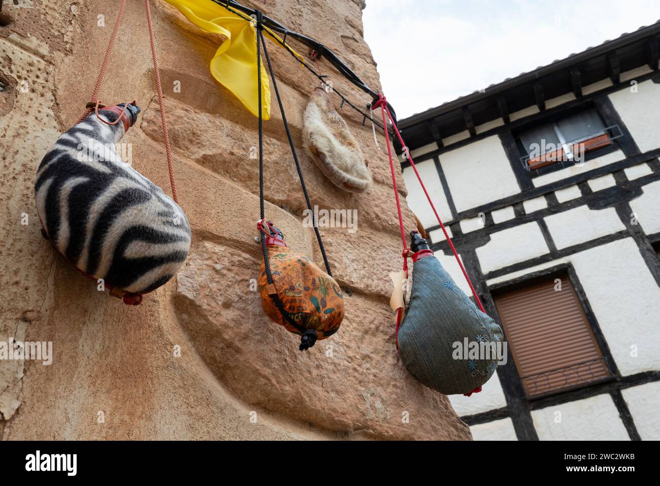 Handwerkliche Weinblätter zum Verkauf in der Boteria Moneo im Dorf Covarrubias in Kastilien und León, Spanien. Stockfoto