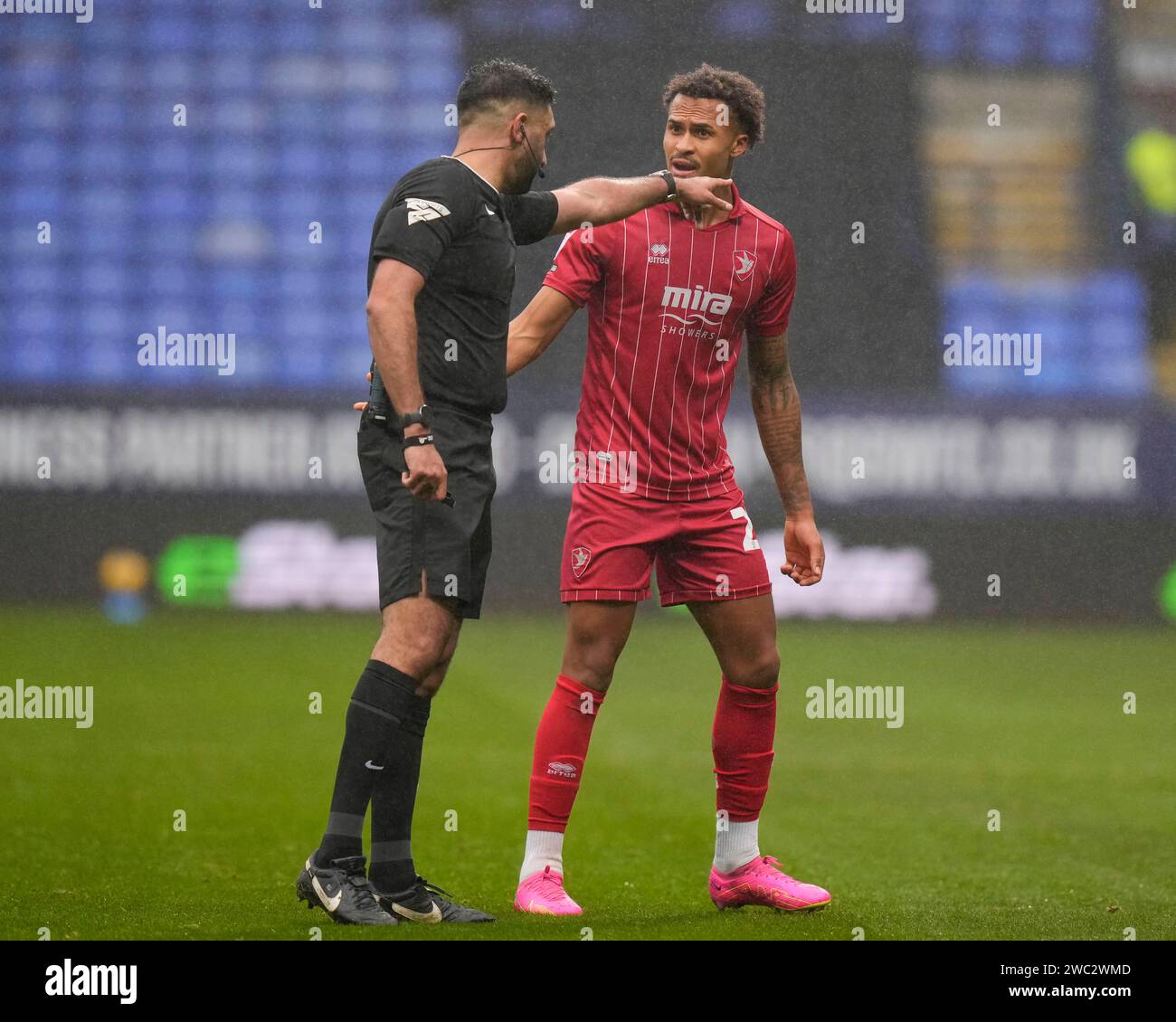 Schiedsrichter Sunny Singh Gill leitet Elliot Bonds aus Cheltenham Town während des Spiels der Sky Bet League 1 Bolton Wanderers gegen Cheltenham Town im Toughsheet Community Stadium, Bolton, Vereinigtes Königreich, 13. Januar 2024 (Foto: Steve Flynn/News Images) Stockfoto