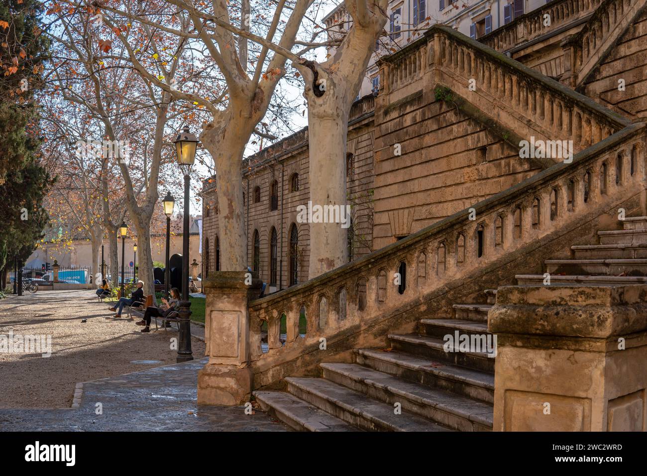 Palma de Mallorca, Spanien; 12. januar 2024: Hauptfassade des historischen Gebäudes von Palma de Mallorca, Kulturzentrum La Misericordia an einem sonnigen Morgen Stockfoto