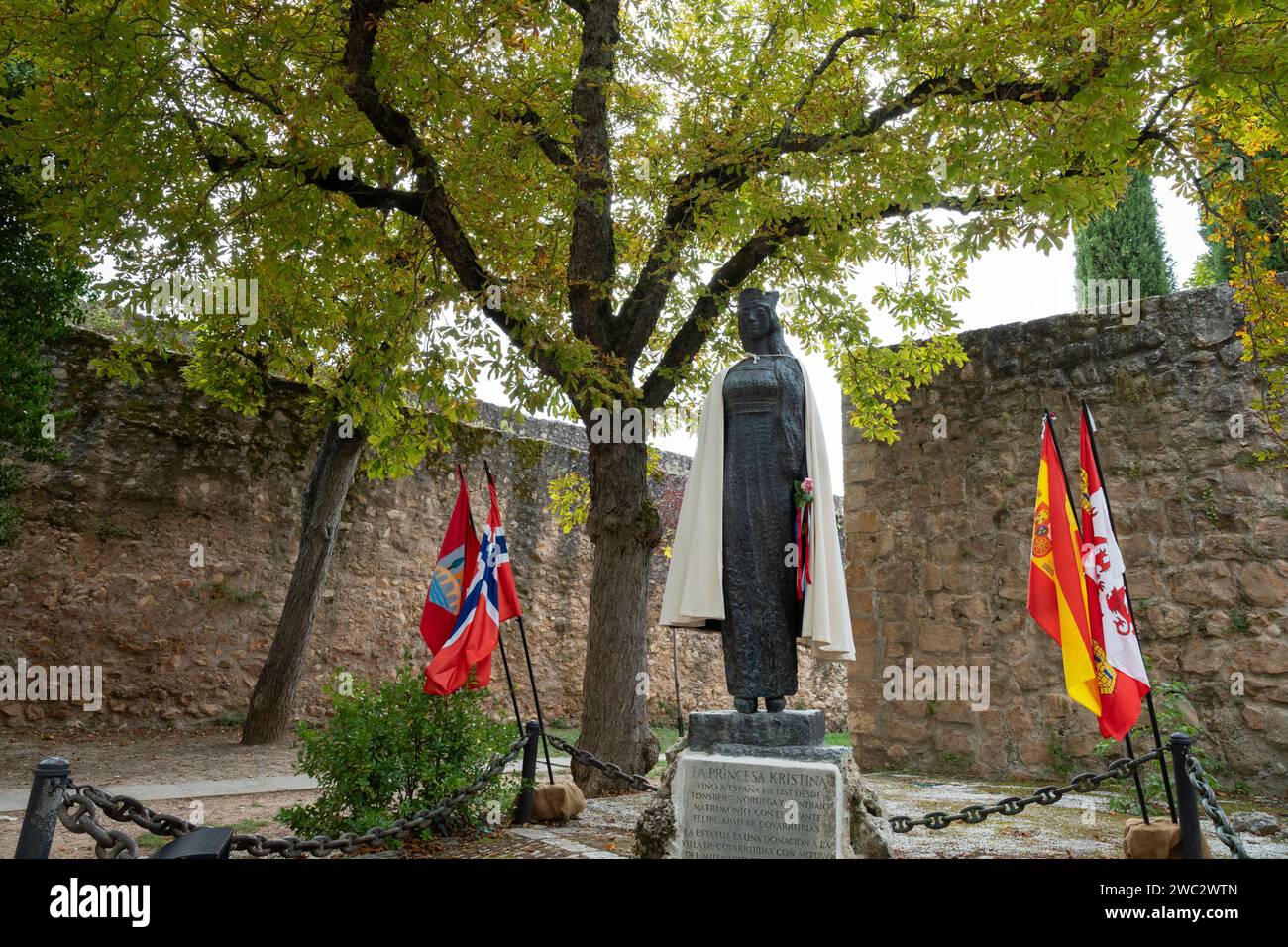 Statue der Infantin Christina des Künstlers Brit Sørensen im Dorf Covarrubias in Kastilien und León, Spanien. Das malerische Dorf, jetzt die Schwester Stockfoto