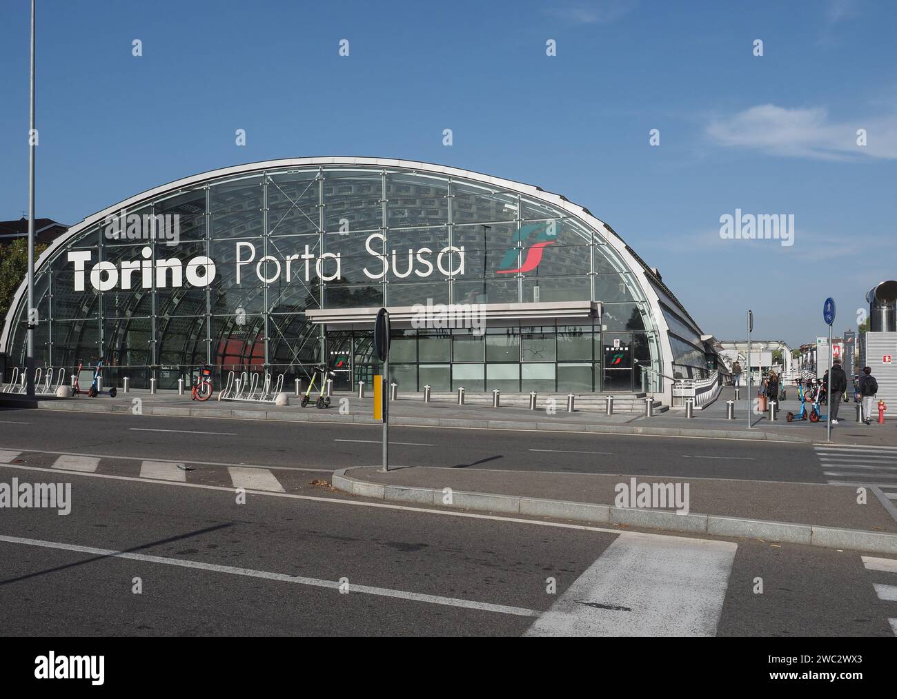 TURIN, ITALIEN - CA. OKTOBER 2022: Bahnhof Torino Porta Susa Stockfoto