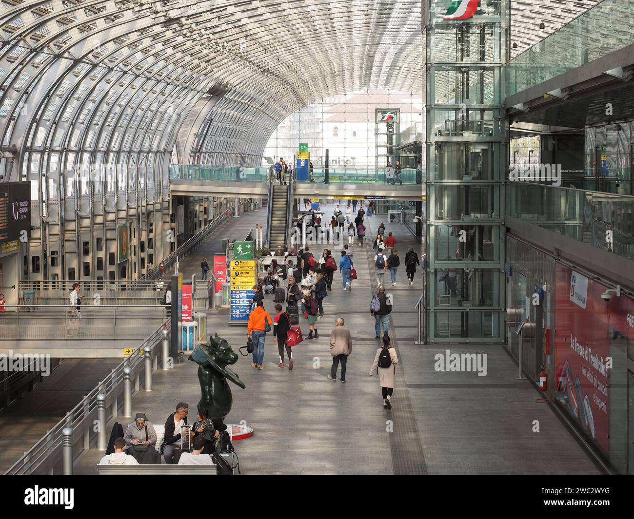 TURIN, ITALIEN - CA. OKTOBER 2022: Bahnhof Torino Porta Susa Stockfoto