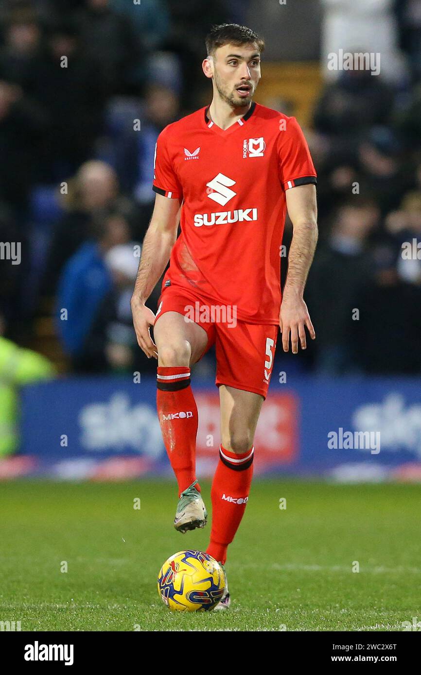 Birkenhead, Großbritannien. Januar 2024. Warren O'Hora von Milton Keynes Dons in Aktion. EFL Skybet Football League Two Match, Tranmere Rovers gegen MK Dons im Prenton Park, Birkenhead, Wirral am Samstag, den 13. Januar 2024. Dieses Bild darf nur für redaktionelle Zwecke verwendet werden. Nur redaktionelle Verwendung, .PIC von Chris Stading/ Credit: Andrew Orchard Sportfotografie/Alamy Live News Stockfoto