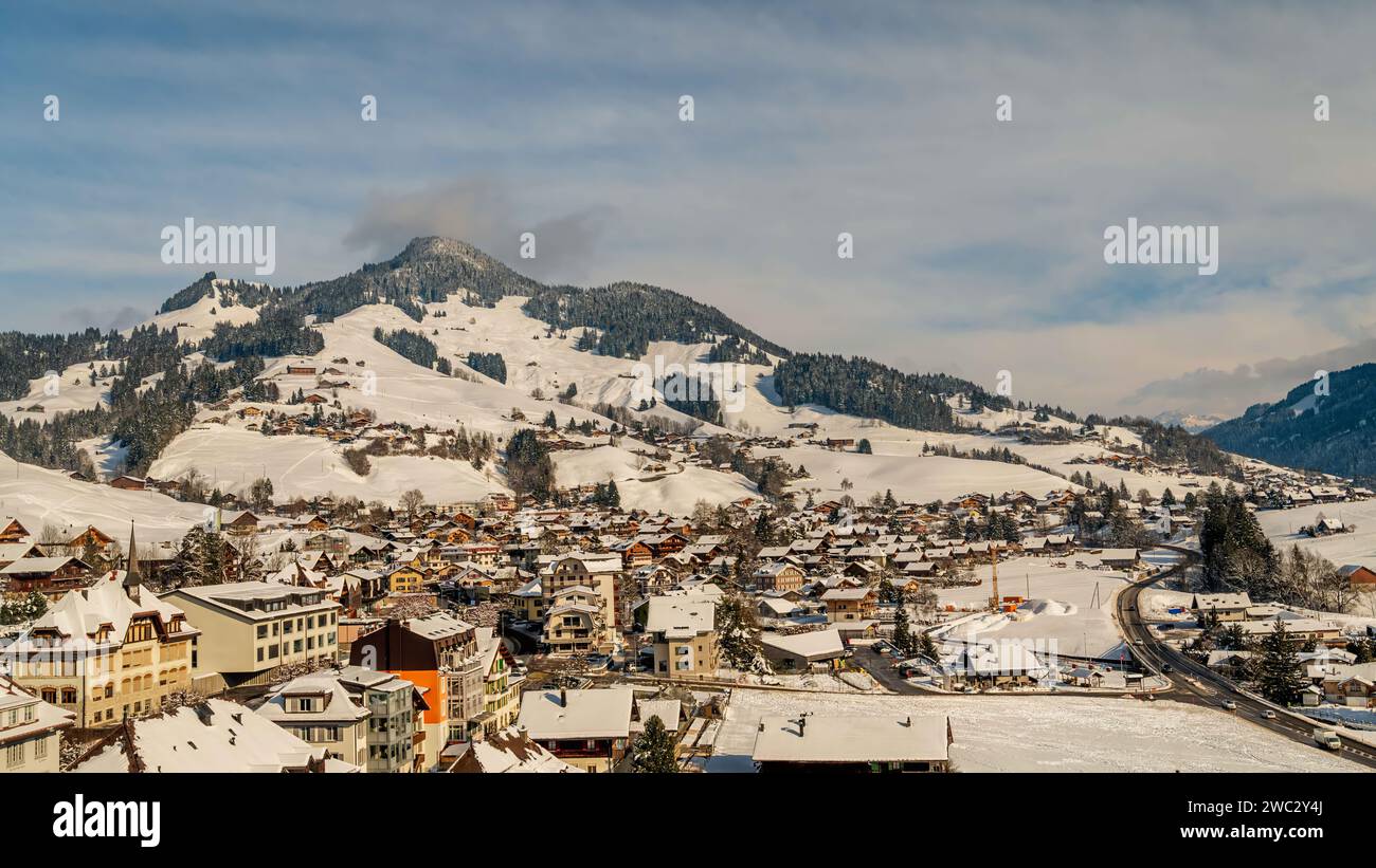 Winterlandschaft des Dorfes CHATEAU D'OEX. Kanton Waadt, Schweiz. Berg, Himmel und Schweizer Chalet. Stockfoto