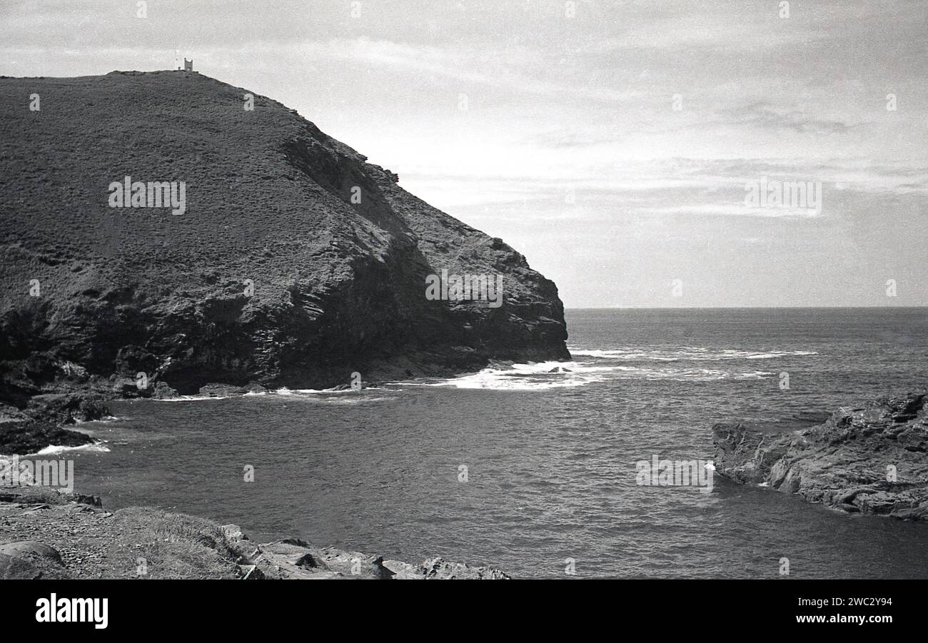 1960er Jahre, historische, kornische Küste in der Nähe von Boscastle in Cornwall, England, Großbritannien. Der Westen von Cornwall ist berühmt für seine zerklüfteten Klippen und geschützten Buchten. Seine Geologie dominiert von seinen harten Felsen, die resistent gegen Erosion sind, hat seine dramatische Küste geschaffen. Stockfoto