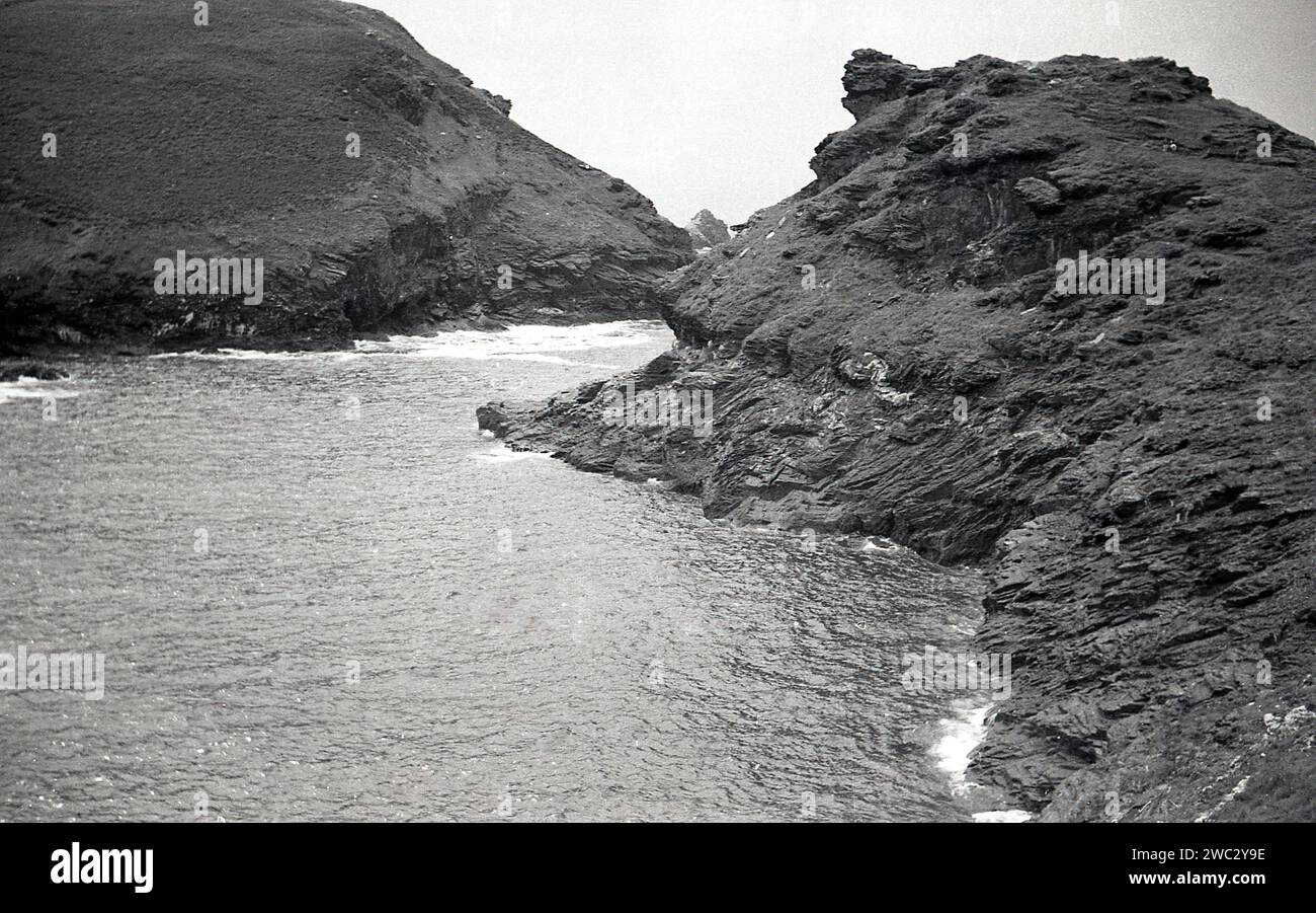 1960er Jahre, historische, geschützte Bucht in der Nähe von Boscastle in Cornwall, England, Großbritannien. Der Westen von Cornwall ist berühmt für seine zerklüfteten Klippen und geschützten Buchten. Seine Geologie dominiert von seinen harten Felsen, die resistent gegen Erosion sind, hat seine dramatische Küste geschaffen. Stockfoto