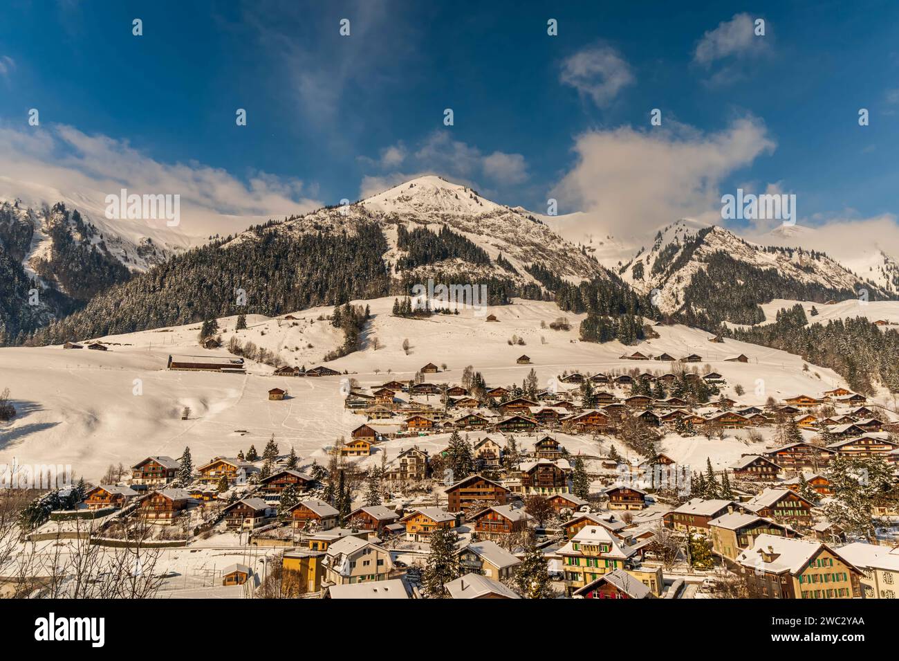 Winterlandschaft des Dorfes CHATEAU D'OEX. Kanton Waadt, Schweiz. Berg, Himmel und Schweizer Chalet. Stockfoto