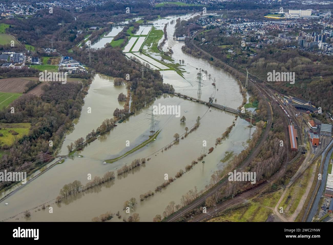 Luftbild, Ruhrhochwasser, Weihnachtshochwasser 2023, Fluss Ruhr tritt nach starken Regenfällen über die Ufer, Überschwemmungsgebiet am Eisenbahnmuseum Bochum, Eisenbahnbrücke und überschwemmte Radbrücke, Bäume und Strommasten im Wasser, hinten das Wasserkraftwerk Horster Mühle mit Schleuse Horst, Dahlhausen, Bochum, Ruhrgebiet, Nordrhein-Westfalen, Deutschland ACHTUNGxMINDESTHONORARx60xEURO *** Luftansicht, Ruhrflut, Weihnachtsflut 2023, Ruhr überquert nach starkem Regen sein Ufer, überflutetes Gebiet am Bochumer Eisenbahnmuseum, Eisenbahnbrücke und überflutete Fahrradbrücke, Bäume und Elect Stockfoto