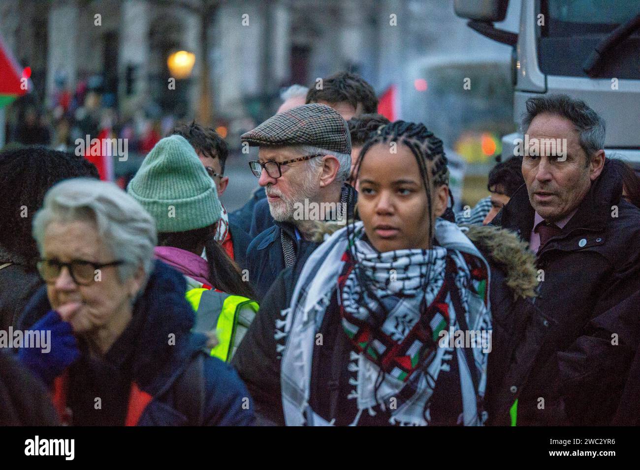 London, Großbritannien. Januar 2024. Pro Palestine marschiert durch London. Jeremy Corbyn auf dem Trafalgar Square. Quelle: JOHNNY ARMSTEAD/Alamy Live News Stockfoto