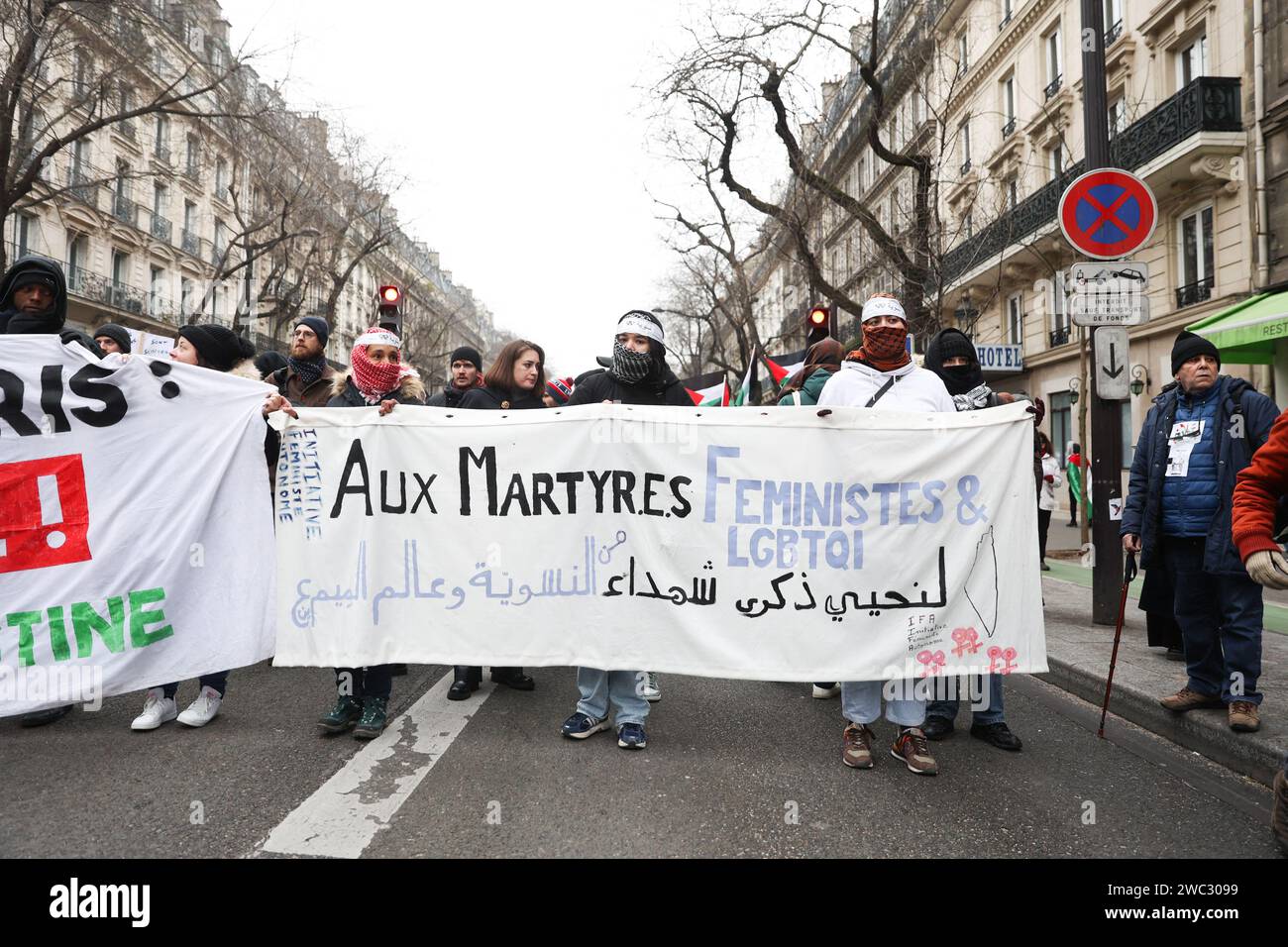 Paris, Frankreich. Januar 2024. Demonstration zur Unterstützung des palästinensischen Volkes, um einen Waffenstillstand, die Beendigung der Militäroperationen gegen den Gazastreifen, das Ende des israelisch-palästinensischen Konflikts und die Anerkennung der Rechte des palästinensischen Volkes zwischen dem Platz der Republik und dem Platz des Clichy zu fordern. Demonstrationszug hinter einem Banner mit der Botschaft an feministische und LGBT-Märtyrer während der Demonstration am 13. Januar 2024 in Paris, Frankreich. Foto: Christophe Michel/ABACAPRESS.COM Credit: Abaca Press/Alamy Live News Stockfoto
