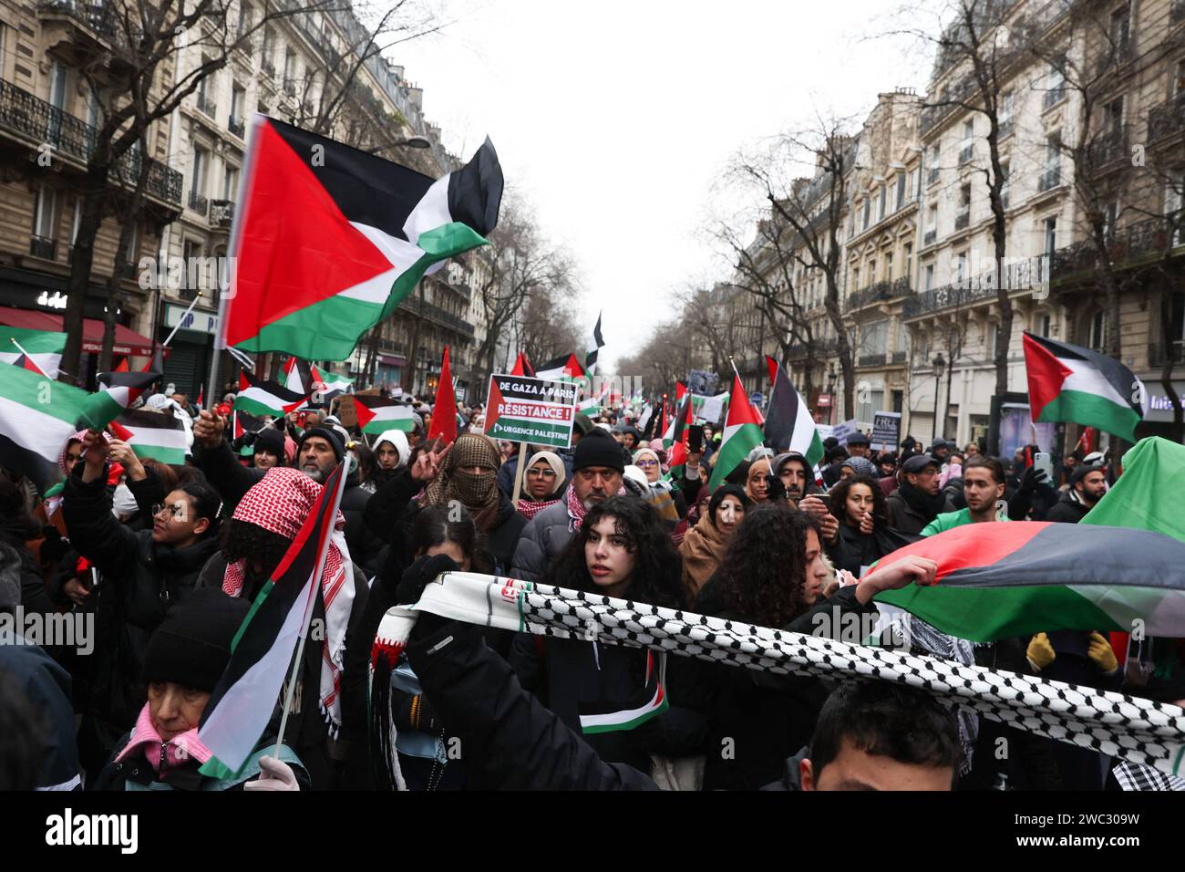 Paris, Frankreich. Januar 2024. Demonstration zur Unterstützung des palästinensischen Volkes, um einen Waffenstillstand, die Beendigung der Militäroperationen gegen den Gazastreifen, das Ende des israelisch-palästinensischen Konflikts und die Anerkennung der Rechte des palästinensischen Volkes zwischen dem Platz der Republik und dem Platz des Clichy zu fordern. Demonstranten mit palästinensischen Flaggen während der Demonstration am 13. Januar 2023 in Paris, Frankreich. Foto: Christophe Michel/ABACAPRESS.COM Credit: Abaca Press/Alamy Live News Stockfoto