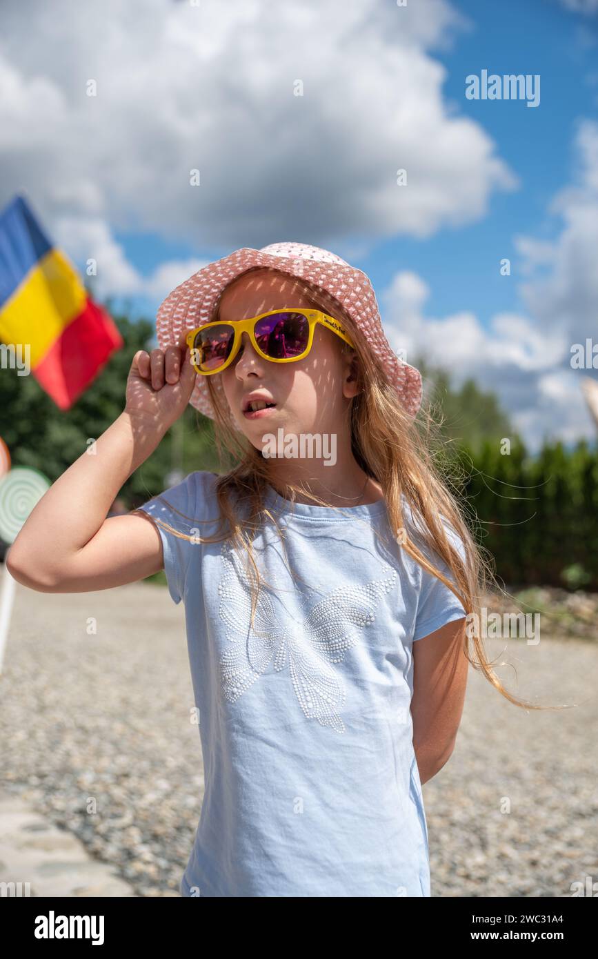 Porumbacu de Sus, Rumänien - 19. August 2022: Malerischer Blick auf das Castelul de LUT Valea Zanelor - eine märchenhafte Lehmburg im Tal der Feen in Stockfoto
