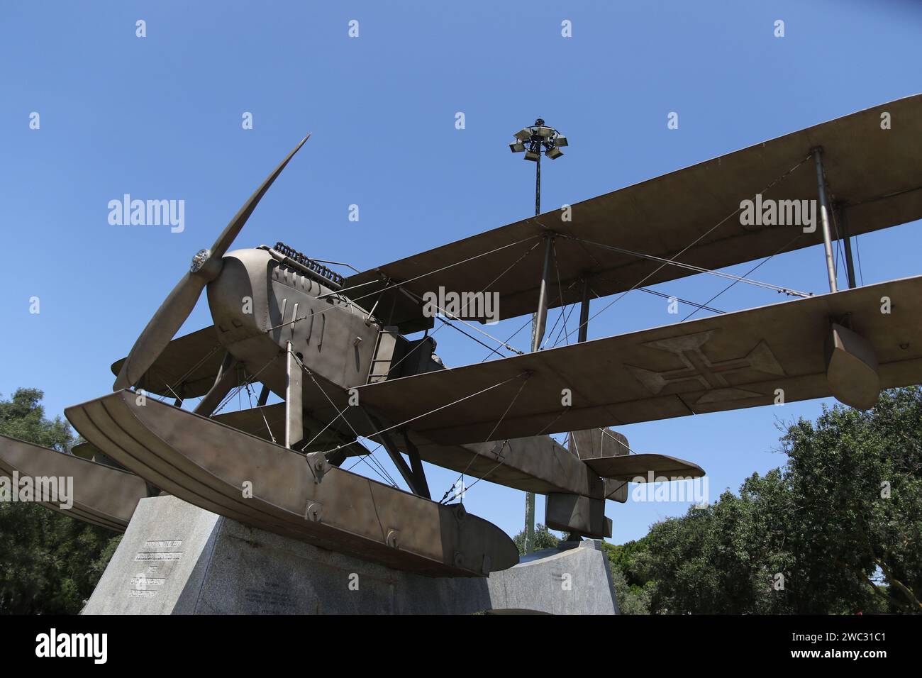 Statue von Gago Coutinho Sacadura Cabral Plane. Gago Coutinho war ein früherer portugiesischer Luftfahrtpionier, dem in Lissabon ein Denkmal seines Doppeldeckers, die Santa Cruz, gewidmet ist. Gago Coutinho und Sacadura Cabral waren die ersten Piloten, die den Südatlantik überquerten. Ihr Flug von 8.400 km startete am 24. März 1922 von Lissabon und traf 79 Tage später am 6. Juni 1922 in Rio de Janeiro ein. Das Wasserflugzeug-Monument in Belem erinnert an diese gefährliche Reise und ist eine genaue Nachbildung ihres Fairey-Wasserflugzeugs. Stockfoto