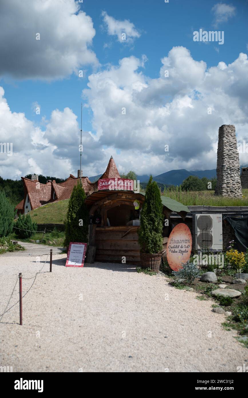 Porumbacu de Sus, Rumänien - 19. August 2022: Malerischer Blick auf das Castelul de LUT Valea Zanelor - eine märchenhafte Lehmburg im Tal der Feen in Stockfoto
