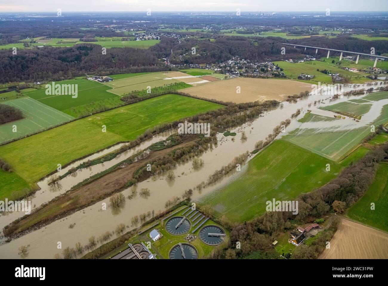 Luftbild, Ruhrhochwasser, Weihnachtshochwasser 2023, Fluss Ruhr tritt nach starken Regenfällen über die Ufer, Überschwemmungsgebiet Kettwiger Ruhraue mit Mintarder Ruhrtalbrücke der Autobahn A52, Kettwig, Essen, Ruhrgebiet, Nordrhein-Westfalen, Deutschland ACHTUNGxMINDESTHONORARx60xEURO *** Luftfoto, Ruhrflut, Weihnachtsflut 2023, Ruhrflut überquert seine Ufer nach Starkregen, Kettwiger Ruhraue mit Mintarder Ruhrtalbrücke der A52, Kettwig, Essen, Ruhrgebiet, Nordrhein-Westfalen, Deutschland ATTENTIONxMINDESTHONORARx60xEURO Stockfoto